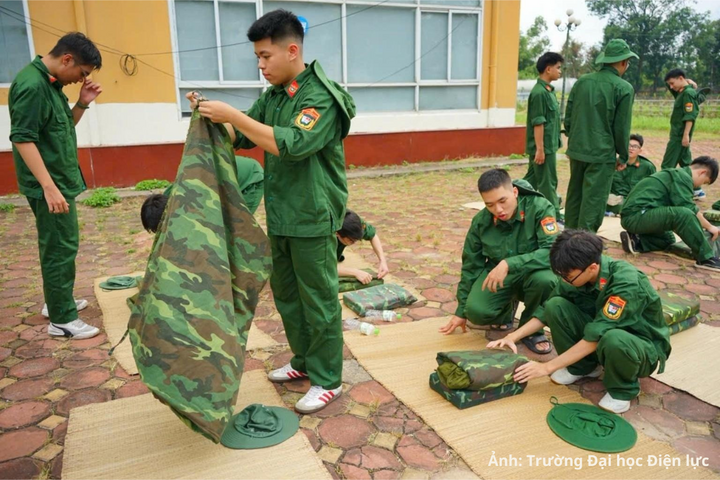 Học sinh thực hành gấp chăn màn, sắp xếp nội vụ và quân tư trang.