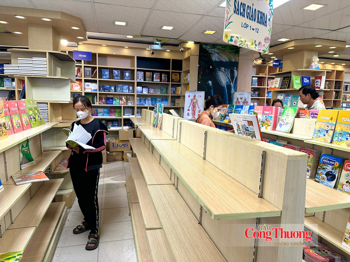 Khu vực sách giáo khoa "trắng kệ" tại cửa hàng sách Nguyễn Thị Minh Khai.
