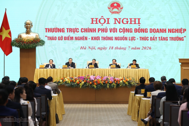 Thủ tướng cùng các Phó Thủ tướng lắng nghe ý kiến của các doanh nghiệp tại Hội nghị Thường trực Chính phủ với cộng đồng doanh nghiệp - Ảnh: VGP/Nhật Bắc