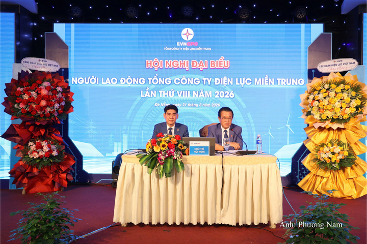 Ông Ngô Tấn Cư, Thành viên HĐTV, Tổng giám đốc EVNCPC và ông Trần Đình Hà, Chủ tịch Công đoàn EVNCPC chủ trì hội nghị.
