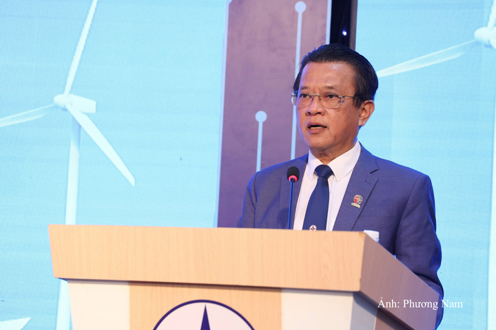Ông Ngô Tấn Cư, Thành viên HĐTV, Tổng giám đốc EVNCPC phát biểu tại Hội nghị.
