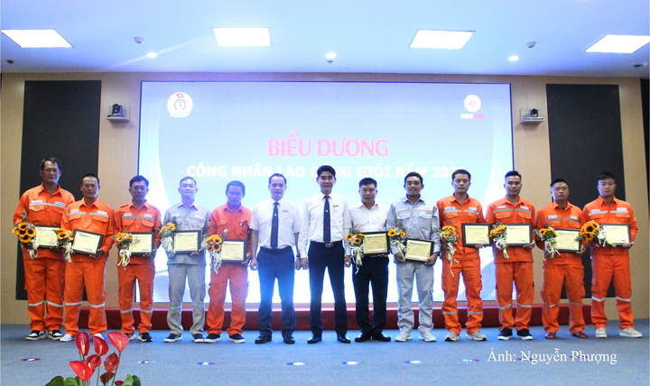 Ông Nguyễn Thanh, Bí thư Đảng ủy, Chủ tịch HĐTV và ông Trần Đình Hà, Chủ tịch Công đoàn trao hoa và Biểu trưng cho các công nhân lao động giỏi.