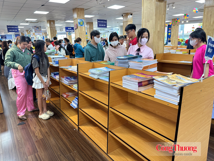 Sách giáo khoa dành cho khối 6 và khối 7 hiện đã tạm hết hàng tại Nhà sách Nguyễn Tri Phương.