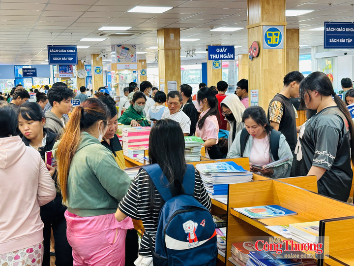 Nhà sách Nguyễn Tri Phương, (223 Nguyễn Tri Phương, phường An Đông), lượng phụ huynh đến tìm mua sách giáo khoa cũng rất đông.