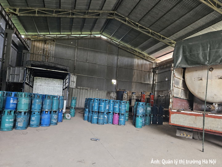 Lực lượng chức năng kiểm tra phát hiện nhiều bình LPG có dấu hiệu là hàng giả.