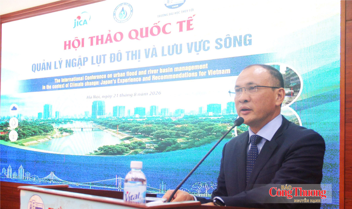 GS.TS. Nguyễn Trung Việt, Hiệu trưởng Trường Đại học Thủy lợi chia sẻ tại Hội thảo.