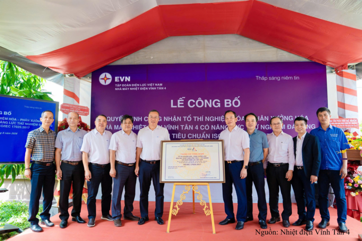 Các đại biểu chụp hình lưu niệm tại Lễ công bố Quyết định công nhận Tổ thí nghiệm Hóa – Phân xưởng Hóa, Nhà máy Nhiệt điện Vĩnh Tân 4 có năng lực thử nghiệm đáp ứng yêu cầu tiêu chuẩn ISO/IEC 17025:2017.