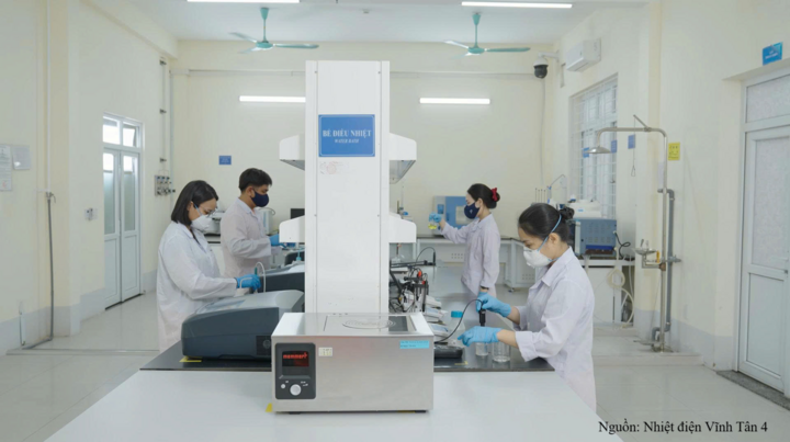 Quang cảnh một góc làm việc của Tổ Thí nghiệm Hóa – Phân xưởng Hóa Nhà máy Nhiệt điện Vĩnh Tân 4.