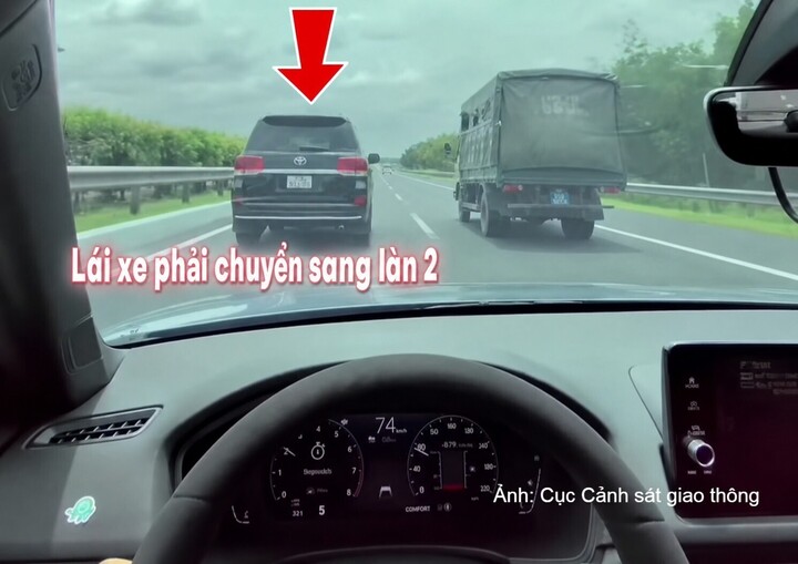 Theo cách tổ chức giao thông mới, vị trí xe ô tô con (làn 1) được coi là "làn đường xin vượt" khi lưu thông bình thường phải chuyển sang làn 2 (làn xe ô tô tải đang di chuyển).