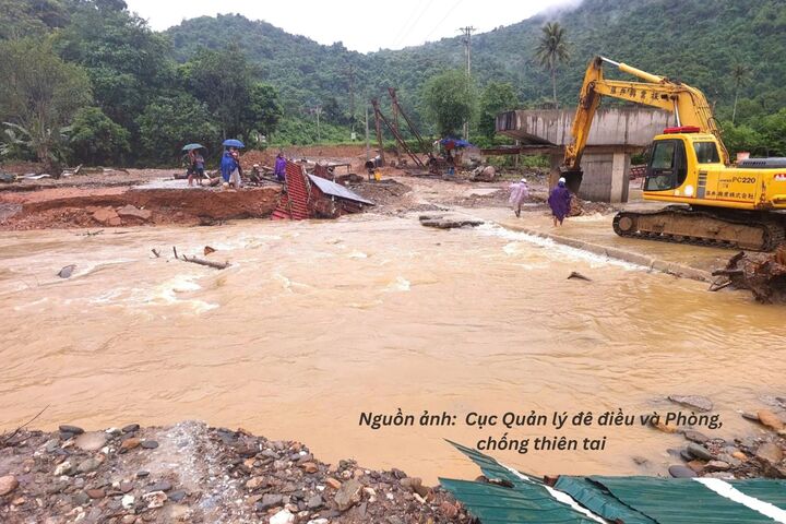 Khu vực cầu tạm tại xã Tam Thái, tỉnh Nghệ An bị nước lũ cuốn trôi.