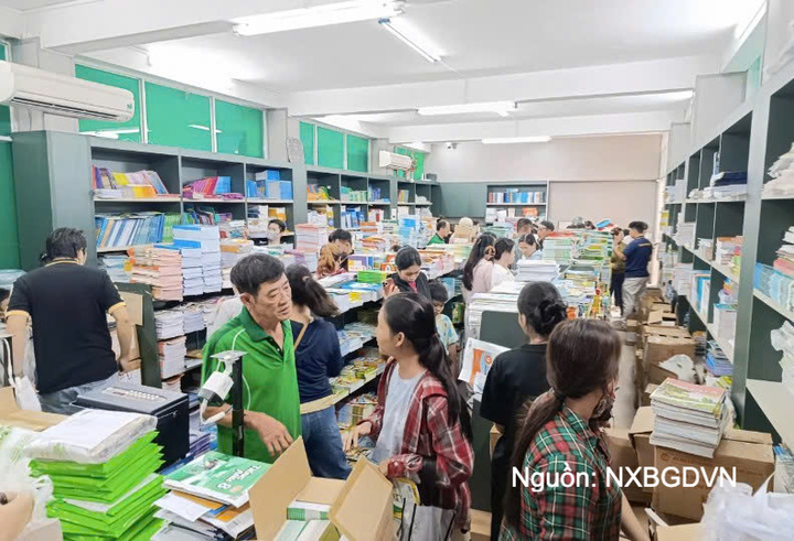 Cửa hàng sách giáo khoa tại số 231 Nguyễn Văn Cừ, phường Chợ Quán (TP. Hồ Chí Minh) sáng 21/8, việc tìm sách cũng đã hạ nhiệt so với ngày hôm qua.