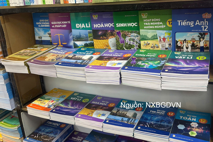 Sách giáo khoa tại Nhà sách và Thiết bị trường học Hoàng Sa (địa chỉ 101 Hoàng Sa, Phường Tân Định, Thành phố Hồ Chí Minh).