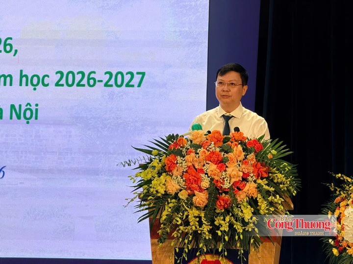 Giám đốc Sở Giáo dục và Đào tạo Nguyễn Văn Hiền phát biểu tại hội nghị.