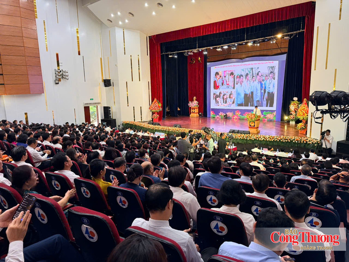 Toàn cảnh hội nghị.