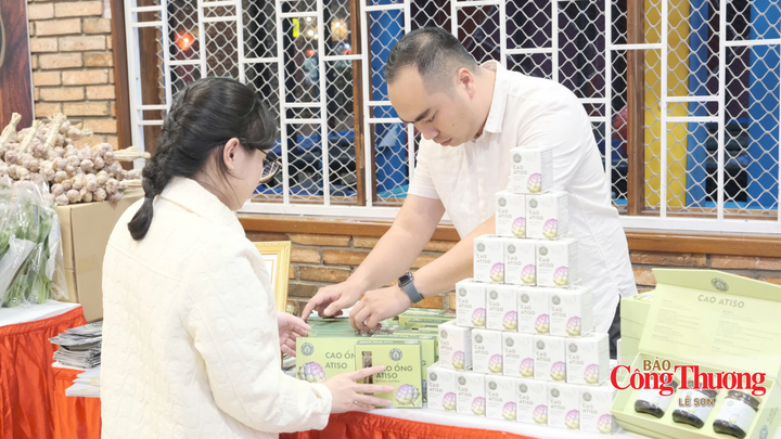 Người dân tham quan, mua sắm sản phẩm.