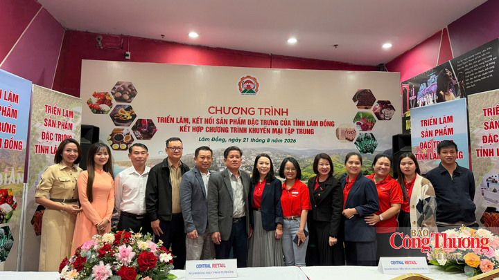 Các đại biểu chụp ảnh lưu niệm.