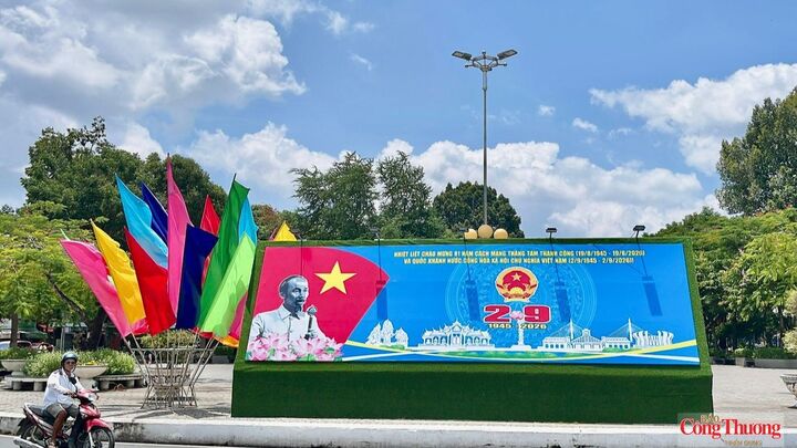 Sắc đỏ cờ Đảng, cờ Tổ quốc cùng hình ảnh Chủ tịch Hồ Chí Minh nổi bật, trang trọng trên các tuyến phố, khu dân cư, tạo không khí trang nghiêm, rực rỡ, hướng tới kỷ niệm Cách mạng Tháng Tám và Quốc khánh 2-9.