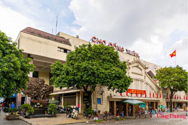 Chợ Đồng Xuân là một trong những trung tâm thương mại truyền thống lớn nhất Hà Nội có tuổi đời hơn 100 năm, nơi đây gắn liền với chiến tích oai hùng của quân dân Thủ đô những ngày đầu nổ ra cuộc kháng chiến chống thực dân Pháp xâm lược. Chợ Đồng Xuân hiện tại vẫn là một khu thương mại lớn, náo nhiệt, hiện đại và bức phù điêu tại đây là một phần lịch sử sống động, nhắc nhở thế hệ sau về những hy sinh lớn lao trong cuộc chiến bảo vệ Thủ đô.