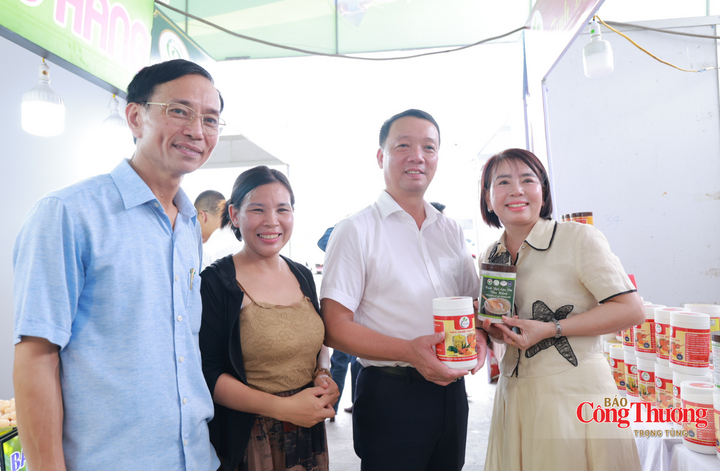 Chủ tịch UBND tỉnh Hà Tĩnh chụp ảnh lưu niệm tại các gian hàng.