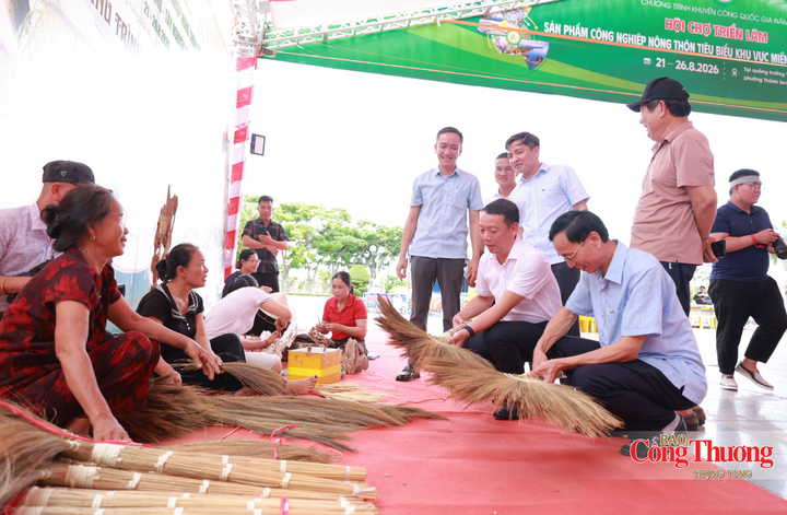 Chủ tịch Hà Tĩnh tham quan Hội chợ sản phẩm công nghiệp nông thôn tiêu biểu - 9
