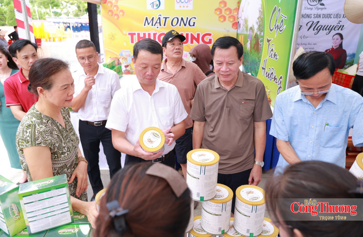 Đồng thời, ông Phan Thiên Định cũng đóng góp ý kiến với đại diện chủ thể sản phẩm về hướng phát triển trong thời gian tới.