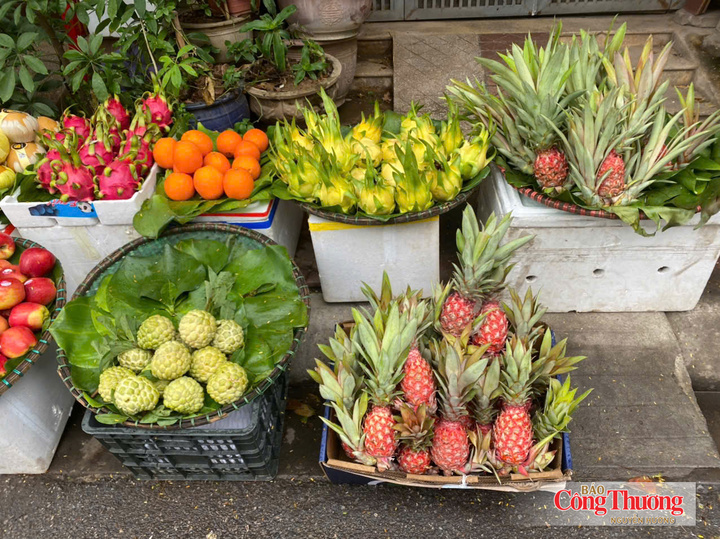 Thị trường trái cây tại các chợ truyền thống Hà Nội nhộn nhịp trong những ngày cận rằm tháng Bảy.