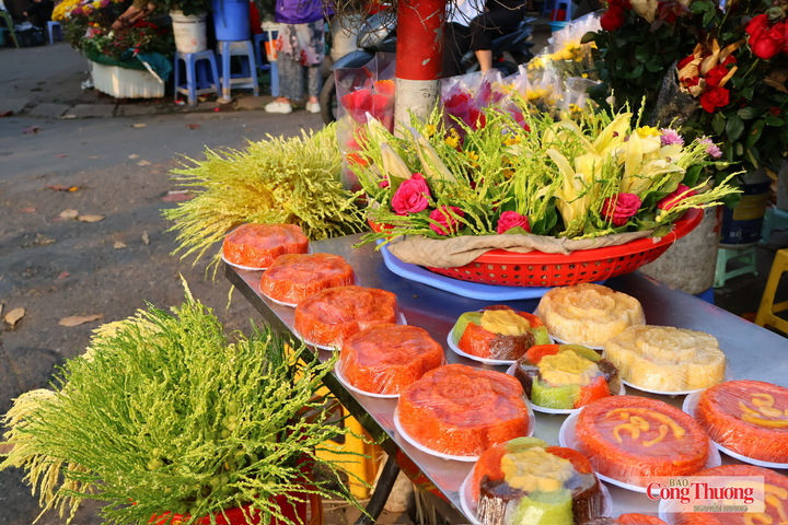 Xôi gấc, xôi ngũ sắc được chế biến bày biện cầu kỳ phục vụ người tiêu dùng.