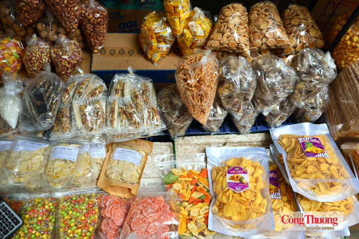 Thực phẩm đồ khô, trái cây sấy, bỏng gạo cũng được nhiều người tiêu dùng lựa chọn.