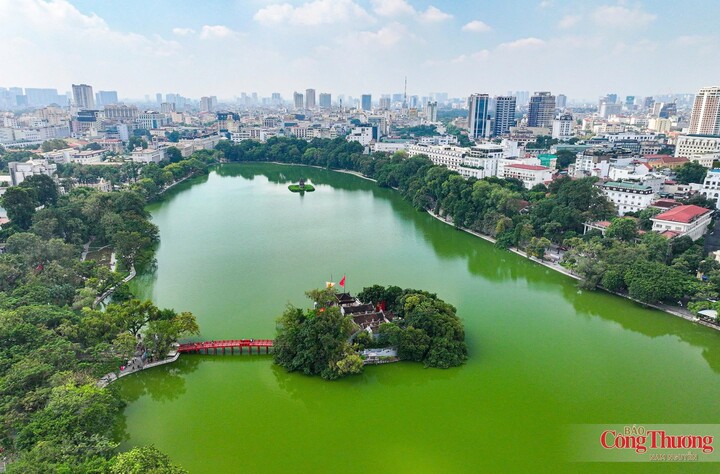 Hồ Gươm nhìn từ trên cao.