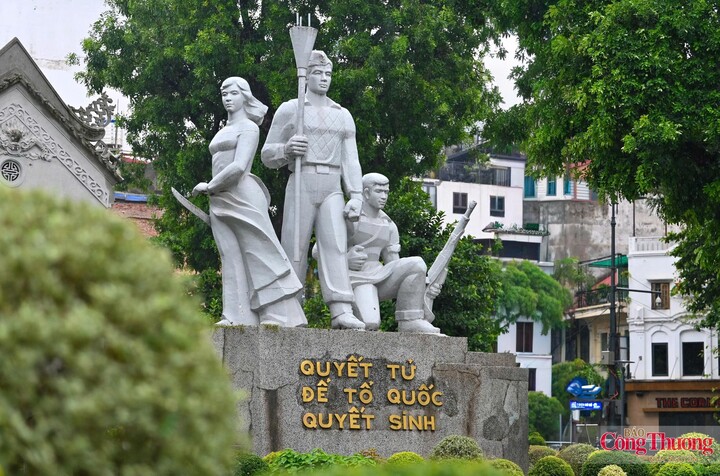 Tượng đài "Quyết tử để Tổ quốc quyết sinh" được cố nghệ sĩ Kim Giao sáng tác năm 1984. Công trình thể hiện hình ảnh 3 nhân vật: Ở giữa là người chiến sĩ Vệ quốc đoàn cầm bom ba càng, hai bên là cô gái mặc áo dài cầm gươm và anh công nhân ngồi cầm súng.