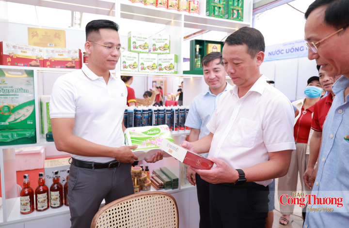 Ông đánh giá các gian hàng có cách bố trí khoa học, hợp lý. Các sản phẩm có mẫu mã đa dạng, bao bì đẹp mắt và hấp dẫn du khách.