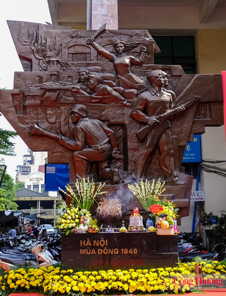 Mặt trước của tấm phù điêu có hình ảnh các chiến sĩ cảm tử quân ôm bom ba càng, đây là một hình ảnh mang tính biểu tượng cho sự kiện 60 ngày đêm bảo vệ Thủ đô. Cùng với đó có hình ảnh anh bộ đội cầm súng, công nhân, phụ nữ Thủ đô cùng sát cánh bên các chiến sĩ bảo vệ Hà Nội. Trên nền là những mái nhà của phố cổ lô xô, dáng hình chợ Đồng Xuân và ô Quan Chưởng xưa.