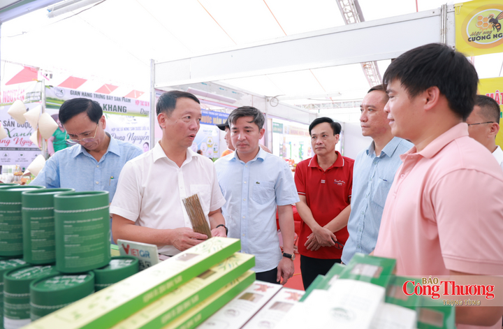Tại hội chợ, Chủ tịch UBND tỉnh Hà Tĩnh đã trò chuyện, hỏi thăm các gian hàng tỉnh Hà Tĩnh và tỉnh bạn.