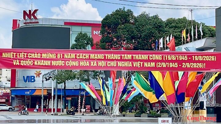 Trong không khí hướng về Quốc khánh 2-9, mỗi tuyến phố trở thành một không gian tuyên truyền trực quan, giúp người dân, đặc biệt là thế hệ trẻ hiểu và trân trọng những giá trị lịch sử được vun đắp qua nhiều thế hệ.