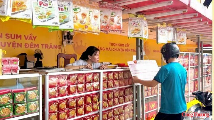 Thị trường bánh Trung thu sôi động trên các kênh trực tuyến, từ hệ thống bán lẻ đến cơ sở.