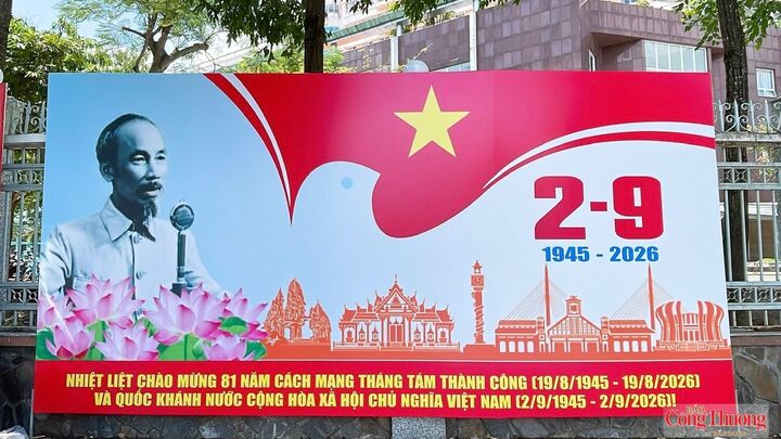 Không chỉ tạo diện mạo mới cho phố phường, các hình thức tuyên truyền còn góp phần nhắc nhớ về những dấu mốc lịch sử quan trọng của dân tộc.