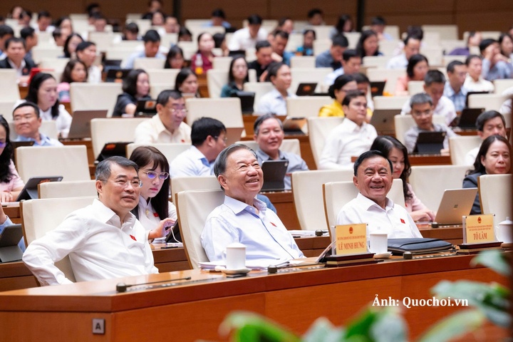 Tổng Bí thư, Chủ tịch nước Tô Lâm cùng Thủ tướng Chính phủ Lê Minh Hưng, Thường trực Ban Bí thư Trần Cẩm Tú; Chủ tịch Ủy ban Trung ương Mặt trận Tổ quốc Việt Nam Bùi Thị Minh Hoài và các ĐBQH tại phiên họp.