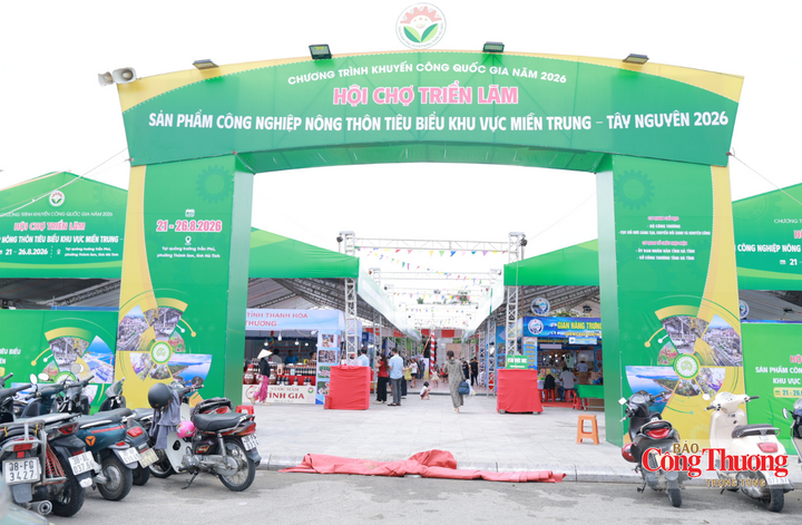 Chủ tịch Hà Tĩnh tham quan Hội chợ sản phẩm công nghiệp nông thôn tiêu biểu - 1