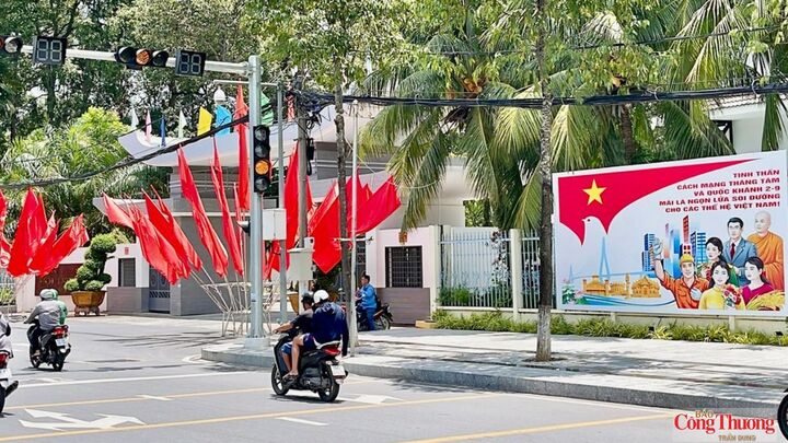 Tại các trụ sở cơ quan, đơn vị, công tác trang trí được thực hiện trang trọng, đồng bộ. Cờ Đảng, cờ Tổ quốc được bố trí nổi bật cùng pano, khẩu hiệu tuyên truyền tạo không khí chính trị sôi nổi trong những ngày tháng Tám lịch sử.