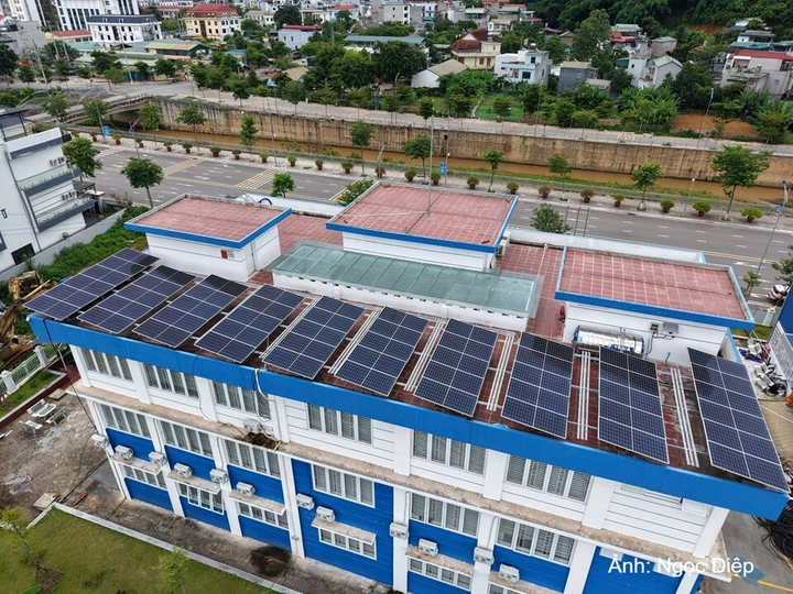 Điện mặt trời mái nhà được lắp đặt tại trụ sở Điện lực Tô Hiệu - Công ty Điên lực Sơn La.