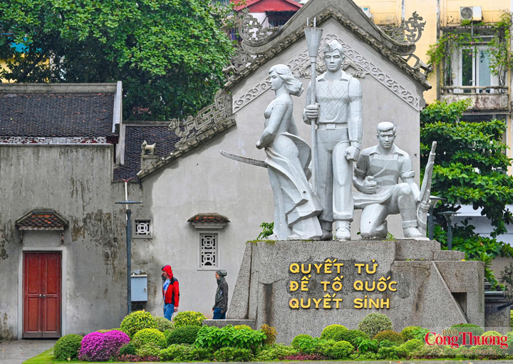 Tượng đài "Quyết tử để Tổ quốc quyết sinh" tại khuôn viên đền Bà Kiệu, phường Hoàn Kiếm.
