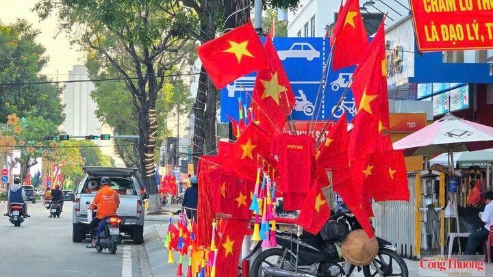Trên khắp các tuyến đường, không khí của ngày hội lớn đang đến gần.