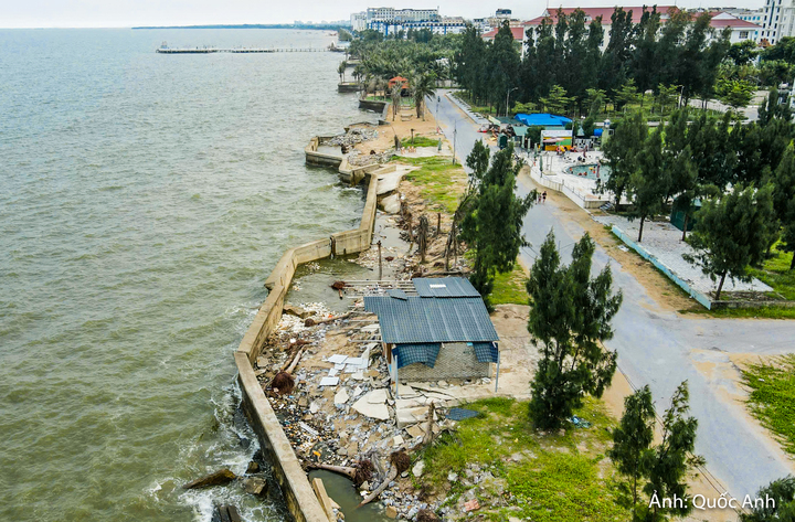 Đợt mưa bão năm 2025 gây thiệt hại nghiêm trọng cho tuyến kè và đường giao thông ven biển Hải Tiến