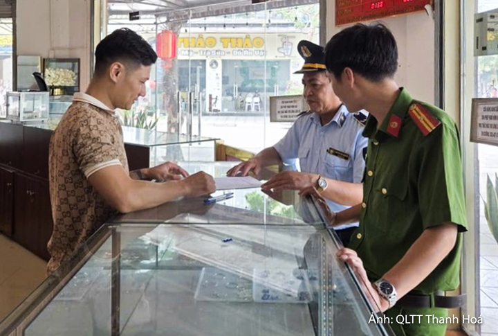 Lực lượng QLTT số 10 tuyên truyền và ký cam kết cho cơ sở kinh doanh.