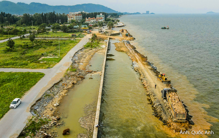 Theo thiết kế sẽ hỗ trợ quá trình sóng đưa cát trở lại bờ, góp phần bảo đảm an toàn chân đê và tạo điều kiện để bãi biển từng bước phục hồi