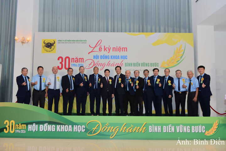 Thành viên Hội đồng Khoa học của Công ty CP Phân bón Bình Điền qua các thời kỳ chụp ảnh lưu niệm tại buổi lễ.