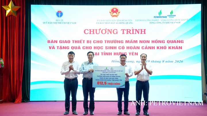 Đồng chí Trần Quang Dũng, Phó Bí thư Thường trực Đảng ủy PETROVIETNAM trao biển hỗ trợ cho tỉnh Hưng Yên. Ảnh: PETROVIETNAM