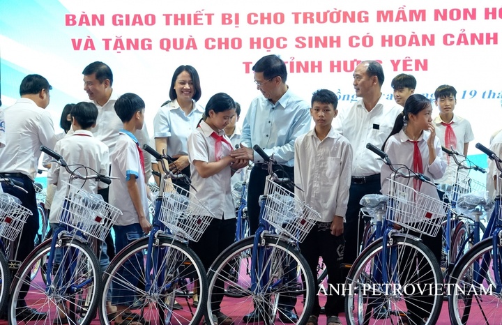 Đồng chí Trần Quang Dũng cùng các đại biểu trao tặng xe đạp cho các em học sinh có hoàn cảnh đặc biệt, đạt thành tích cao trong học tập tại xã Hồng Quang. Ảnh: PETROVIETNAM