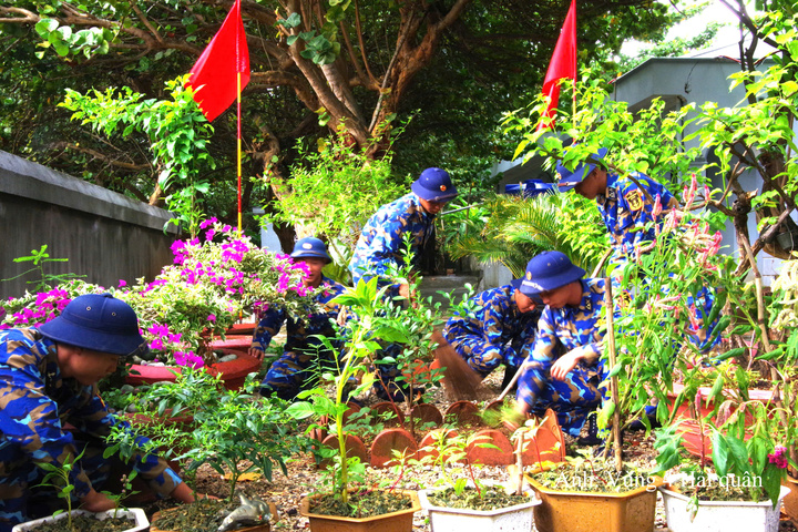 Cán bộ, chiến sĩ đảo Trường Sa chăm sóc vườn hoa.