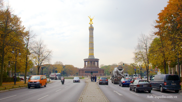 Cột Chiến thắng Berlin tại Großer Stern, vị trí được chuyển tới năm 1939 và được nâng thêm 6,5 m.